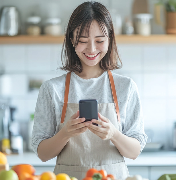 Personne au téléphone dans une cuisine
